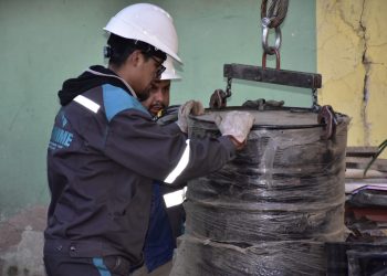 La Fiscalía ejecuta allanamiento y se recuperan los 93 turriles de cemento asfáltico robados en La Paz