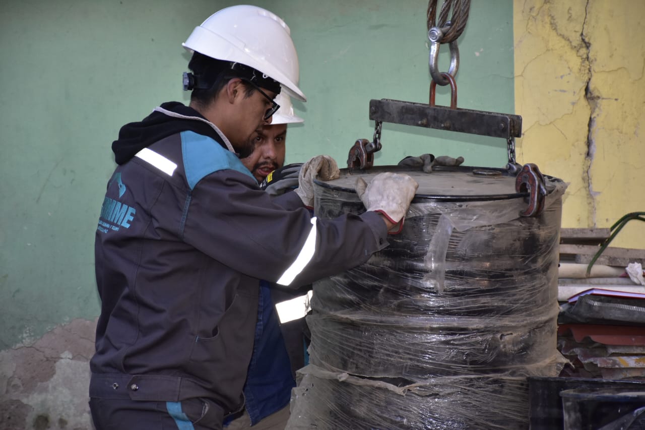 La Fiscalía ejecuta allanamiento y se recuperan los 93 turriles de cemento asfáltico robados en La Paz