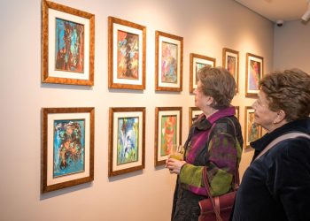 El evento se realizó en el espacio cultural del BNB en la sede de Gobierno. Se presentó pinturas y esculturas de tres artistas: Jaime Tejada, Antonio Capra y Jorge Aranda.