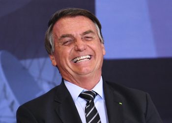 Bolsonaro dice que se refugia en el baño para llorar