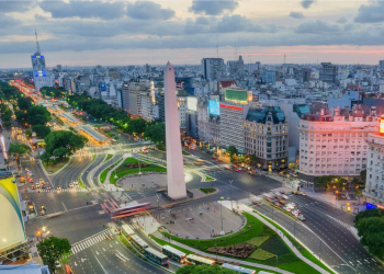 Colegios electorales abren en Argentina para unas primarias que tantearán el apoyo del oficialismo