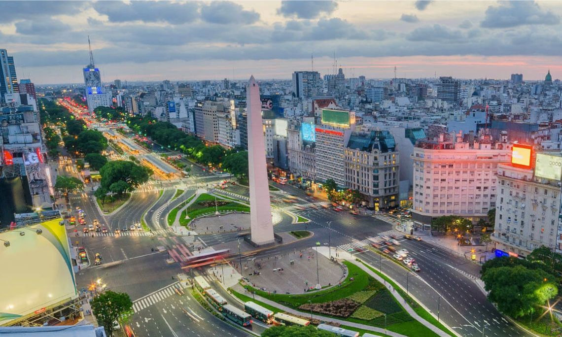 Colegios electorales abren en Argentina para unas primarias que tantearán el apoyo del oficialismo