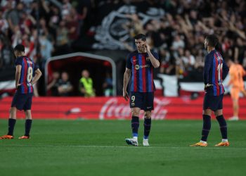 Barcelona tropieza en Vallecas, el Atlético remonta en su 120 cumpleaños
