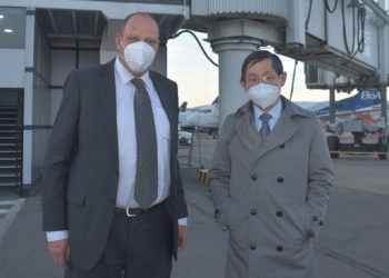 Embajador chino dice solo 23 salubristas vacunados con Sinopharm se infectaron con COVID-19