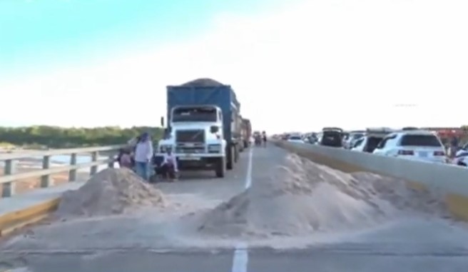 Productores extienden bloqueo entre Santa Cruz y Cochabamba