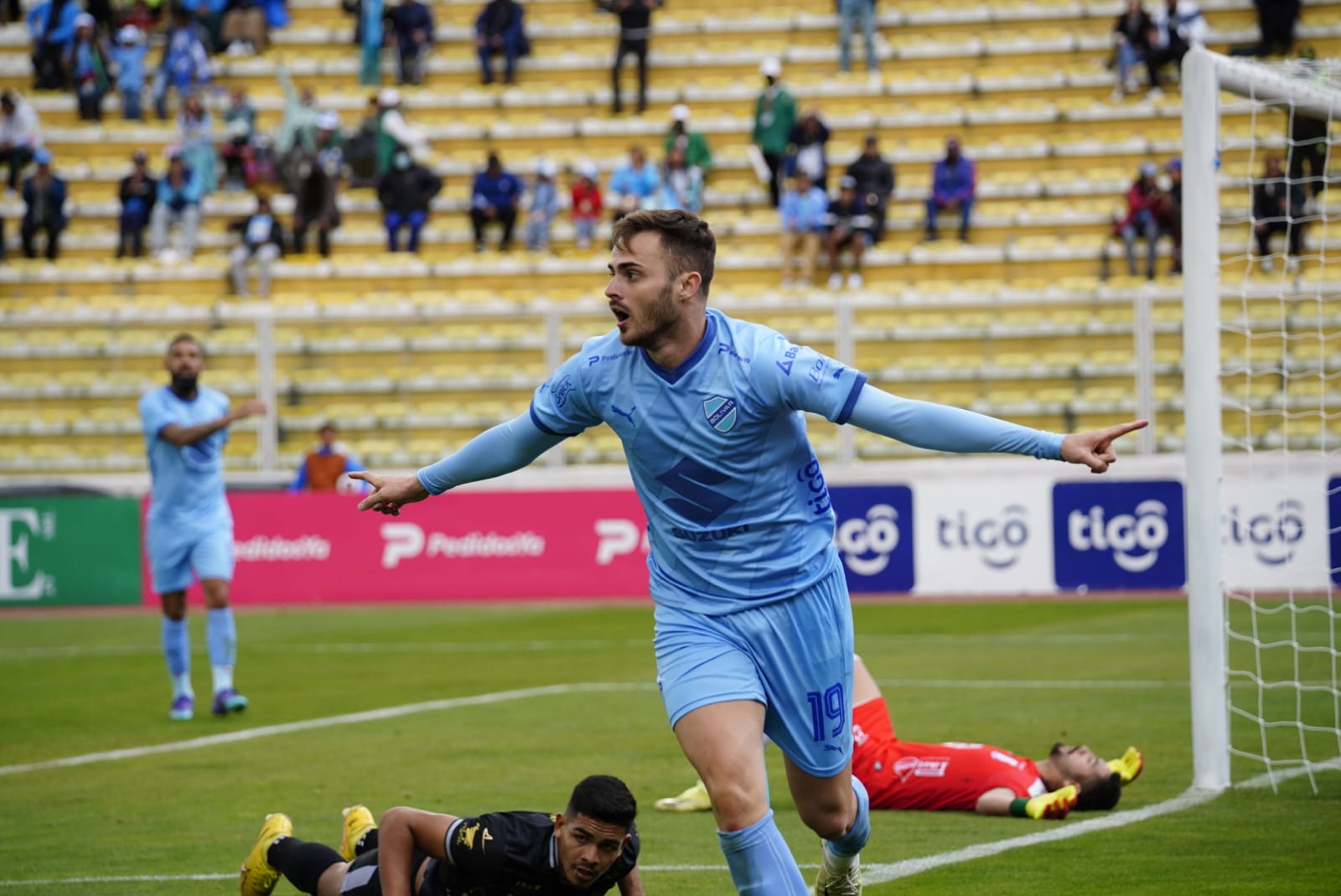 Bolívar golea 3-0 a Vaca Díez, lleva cuatro victorias seguidas y presiona a The Strongest