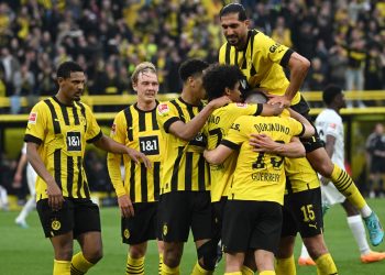 Dortmund aplasta al Fráncfort y supera al Bayern al frente de la Bundesliga