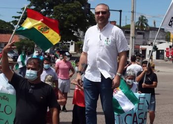 Cívicos cruceños arropan a Calvo y se declaran en emergencia