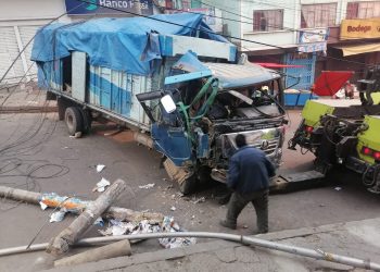 Camión se lleva siete postes de luz y tres cercas, el chofer deberá reponer los destrozos
