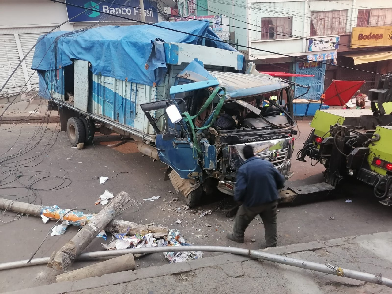 Camión se lleva siete postes de luz y tres cercas, el chofer deberá reponer los destrozos