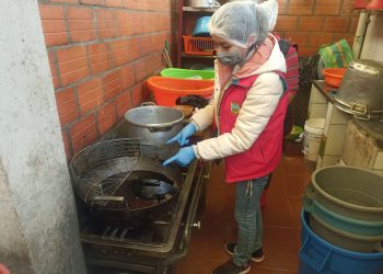 Hallan carne podrida y aceite requemado en chicharronerías de El Alto