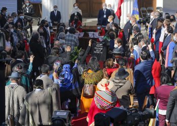 Suspenden momentáneamente sesión inaugural de Constituyente en Chile por choques afuera de la sede