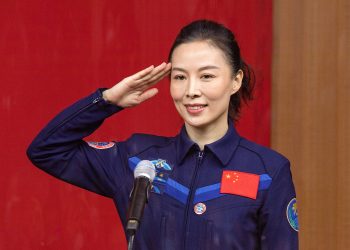 Por primera vez, una mujer china realiza una caminata espacial