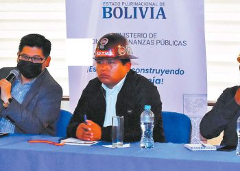 Encuentro entre la dirigencia de la COB y el ministro de Economía, Marcelo Montenegro.