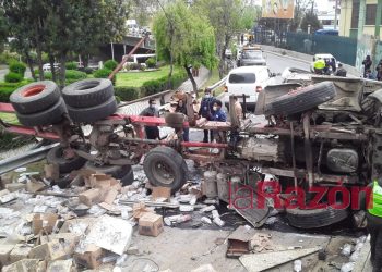 Camión que trasladaba insumos médicos se vuelca al final de la autopista en La Paz