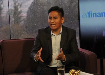 Mediante carta, un concejal del MAS pide al TSE la pérdida de mandato de Reyes Villa