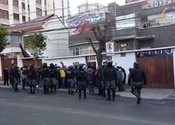 Dos bandos de campesinos se enfrentan por el control de la CSUTCB, hay heridos