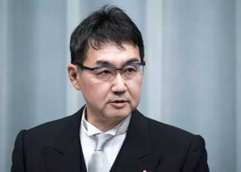 Condenan a tres años de cárcel a exministro de Justicia japonés