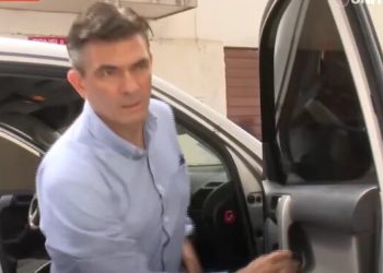 Paz acompaña a su padre a sufragar y pide a los bolivianos acudir a las urnas