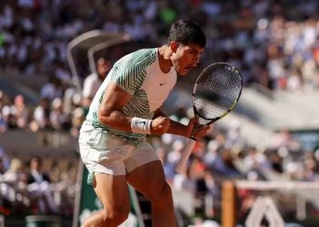 Alcaraz doma el viento en París y avanza junto a Djokovic y Sabalenka