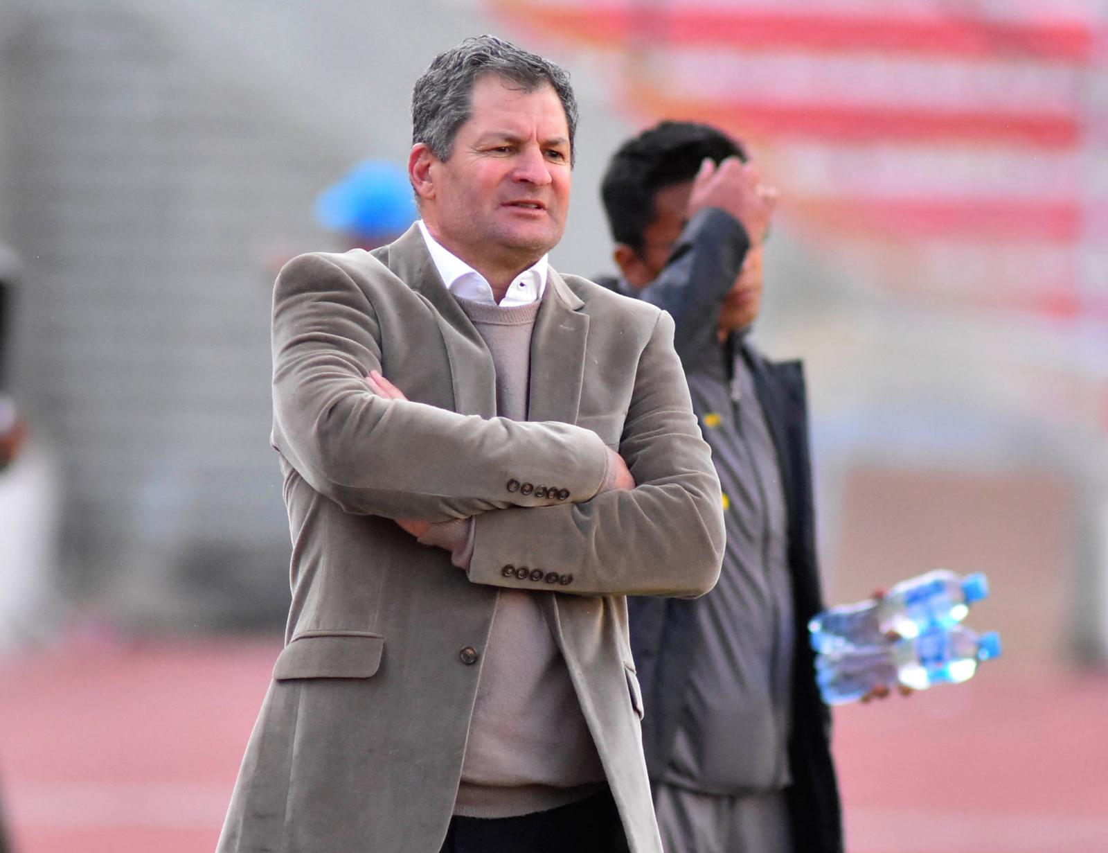 Always Ready, en tres meses, busca su tercer entrenador de la temporada