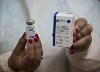 El Gobierno afirma que negocia con farmacéuticas para conseguir vacunas para junio