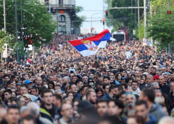 Miles de manifestantes bloquean autopista en Belgrado tras tiroteos en Serbia