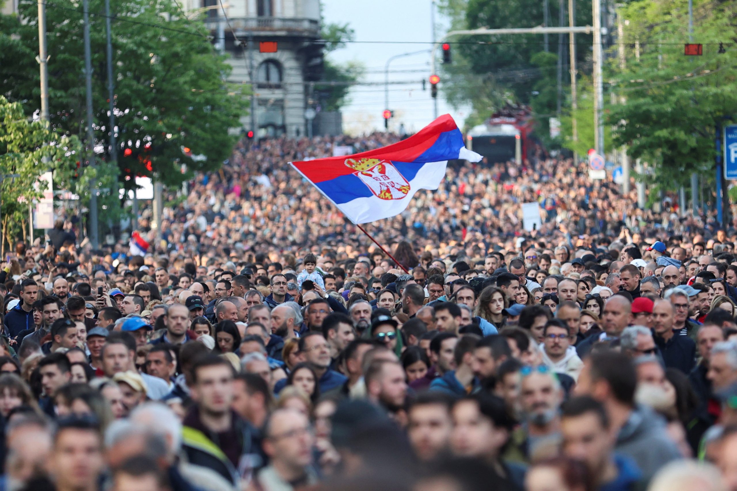 Miles de manifestantes bloquean autopista en Belgrado tras tiroteos en Serbia