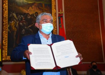 El alcalde Arias promulga la ley de canasta estudiantil que tendrá nueve productos