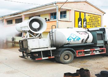 Desinfectan unidades educactivas en El Alto.