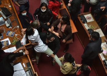 La oposición se fractura, dos disidentes son incluidos en la directiva presidida por Mamani