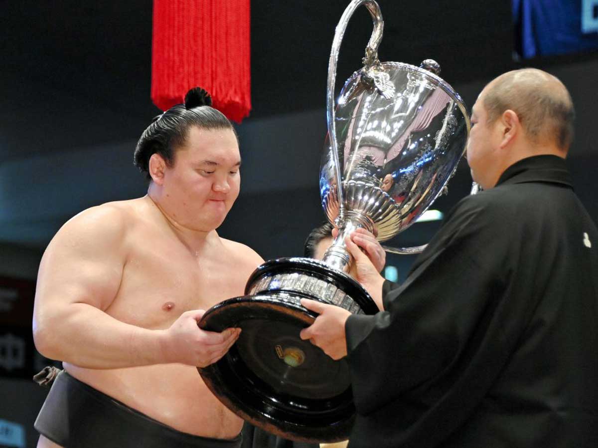El sumo japonés cuenta con nuevo gran campeón