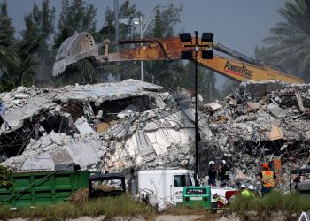 Sube a 94 cifra de muertos por derrumbe de edificio en Florida, identificación se complica