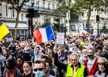 Al menos 19 detenidos en una protesta multitudinaria en París contra certificado de vacunación