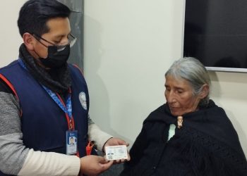 A sus 69 años, Elisa recibió su primer carnet de identidad