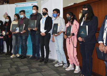 Entel premia a niños y adolescentes con servicios de internet