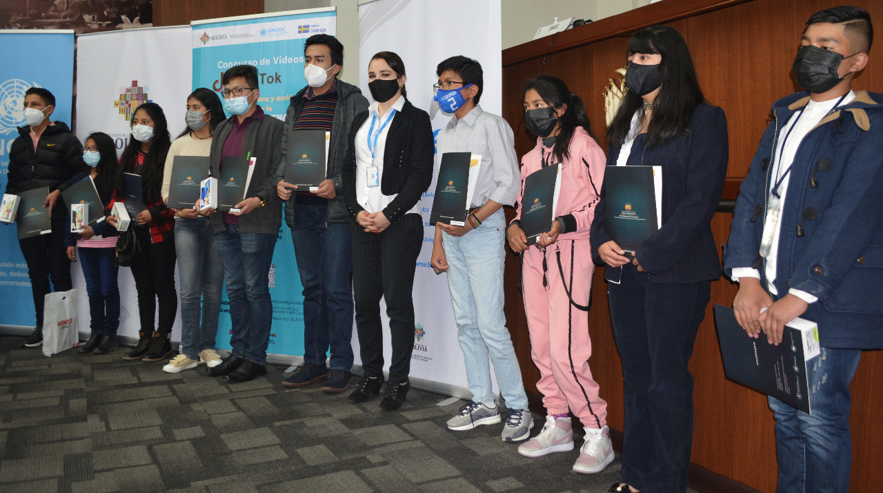 Entel premia a niños y adolescentes con servicios de internet