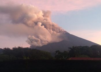 Volcán de Fuego entra en erupción en Guatemala