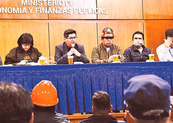 Encuentro entre el Ministro de Economía y ejecutivos de la Central Obrera Boliviana (COB).