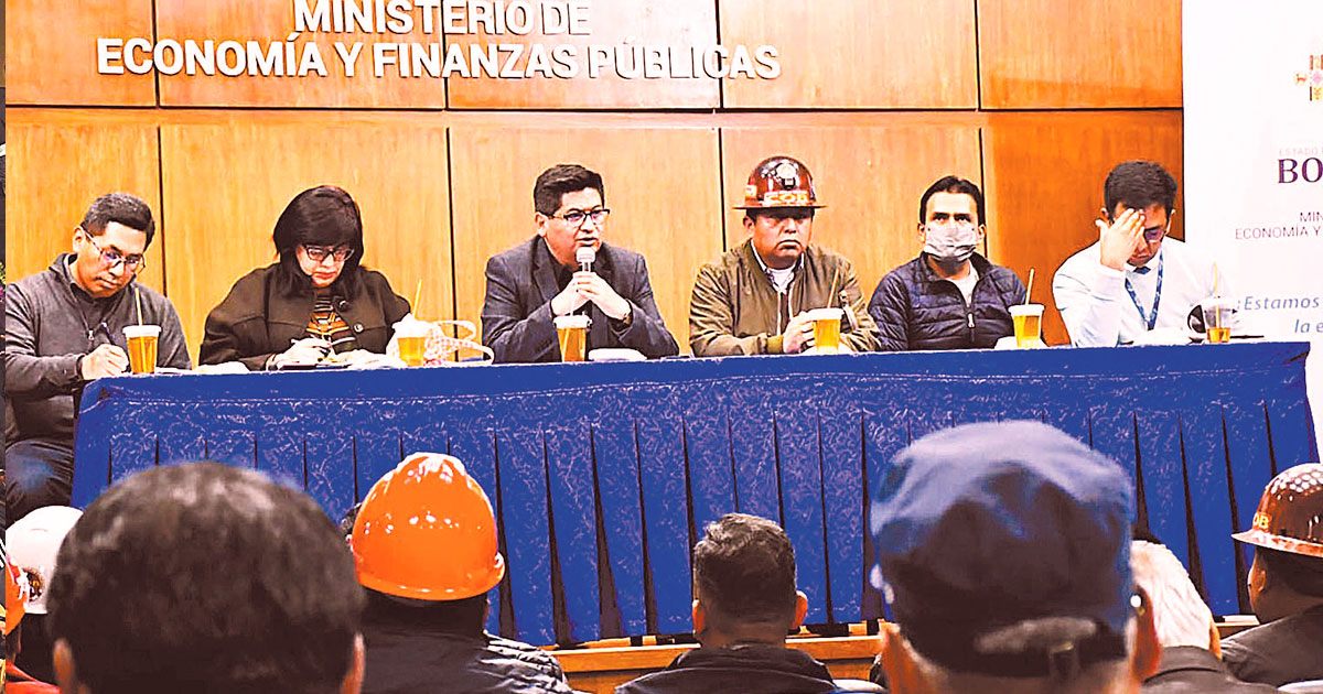 Encuentro entre el Ministro de Economía y ejecutivos de la Central Obrera Boliviana (COB).