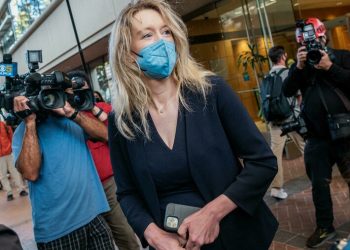 ¿Víctima o victimaria? Comienza juicio de expromesa de Silicon Valley