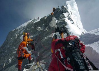Montañista india y guía nepalí mueren en el Everest