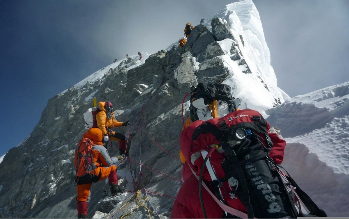 Montañista india y guía nepalí mueren en el Everest