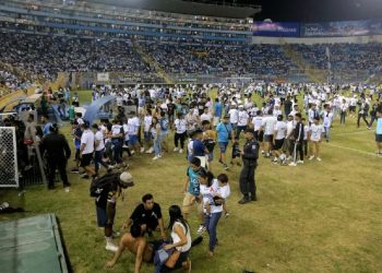 Doce muertos en una estampida en un estadio de El Salvador