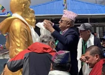 Inauguran estatuas de los primeros montañistas en escalar el Everest