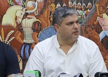 Larach reclama a opositores por no lograr censura de Montaño