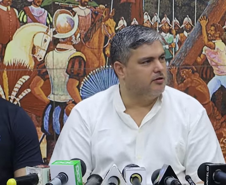 Larach reclama a opositores por no lograr censura de Montaño