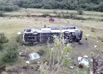 Caída de bus a un abismo deja al menos once muertos en Ecuador