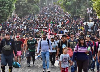 Cientos de migrantes intentan cruzar de México a Estados Unidos