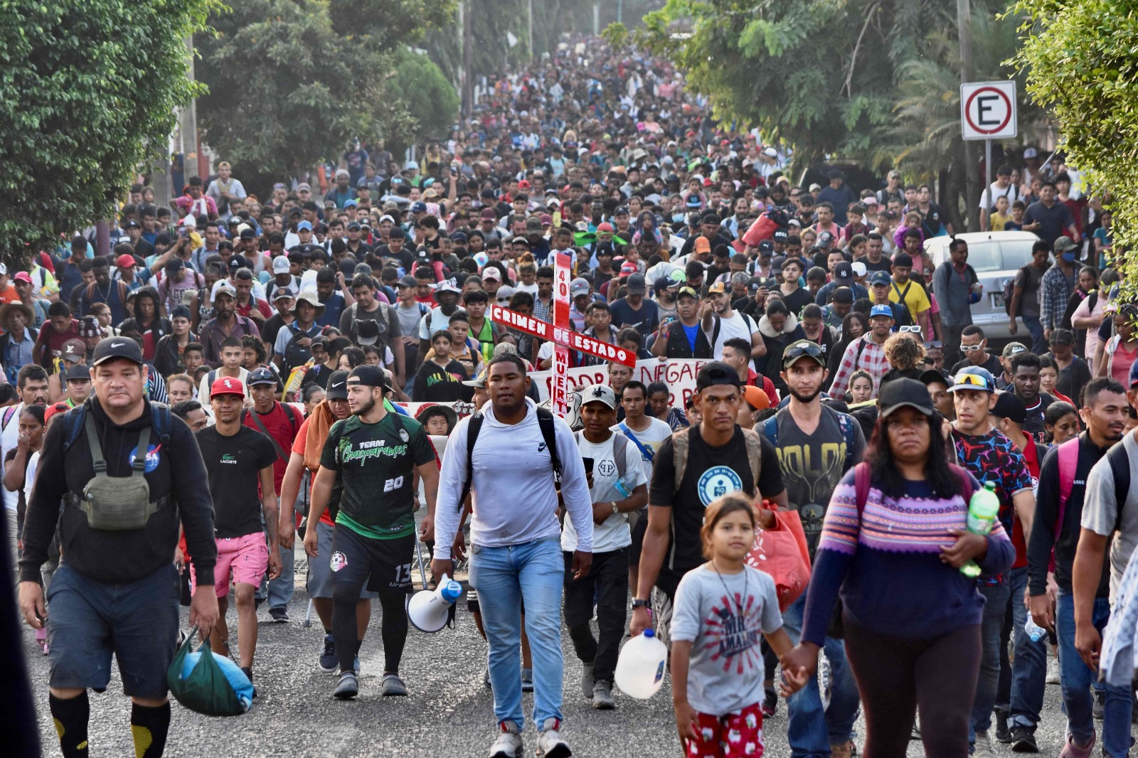 Cientos de migrantes intentan cruzar de México a Estados Unidos